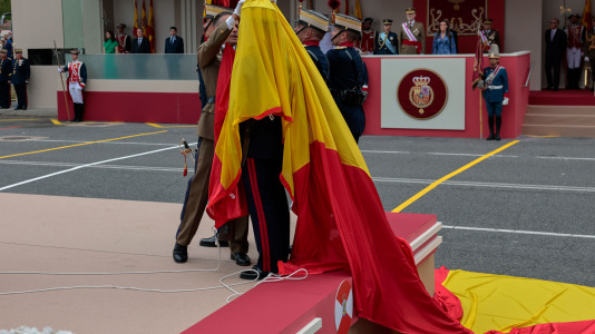 Los reyes Felipe y Letizia y la princesa Leonor presidieron el desfile en Vigo