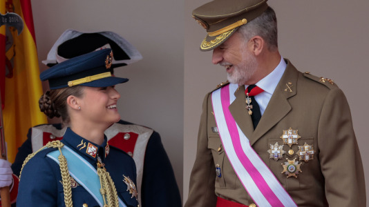 Los reyes Felipe y Letizia y la princesa Leonor presidieron el desfile en Vigo