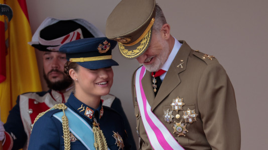 Los reyes Felipe y Letizia y la princesa Leonor presidieron el desfile en Vigo