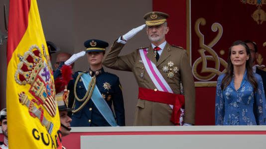 Los reyes Felipe y Letizia y la princesa Leonor presidieron el desfile en Vigo