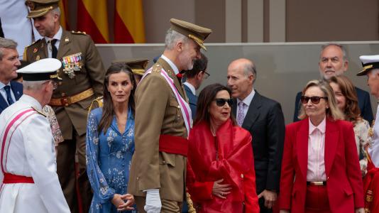Los reyes Felipe y Letizia y la princesa Leonor presidieron el desfile en Vigo