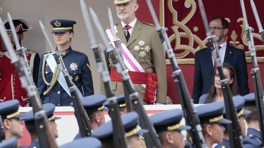 Los reyes Felipe y Letizia y la princesa Leonor presidieron el desfile en Vigo