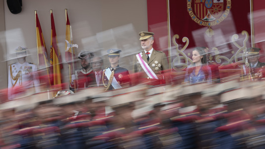 Los reyes Felipe y Letizia y la princesa Leonor presidieron el desfile en Vigo