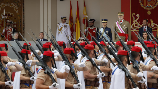 Los reyes Felipe y Letizia y la princesa Leonor presidieron el desfile en Vigo