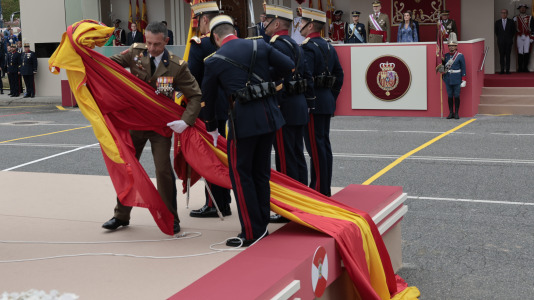 Los reyes Felipe y Letizia y la princesa Leonor presidieron el desfile en Vigo