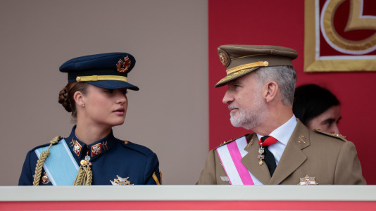 Los reyes Felipe y Letizia y la princesa Leonor presidieron el desfile en Vigo