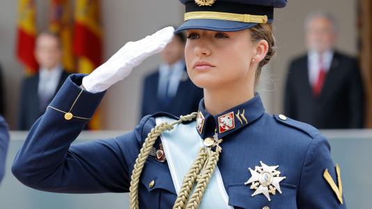 Los reyes Felipe y Letizia y la princesa Leonor presidieron el desfile en Vigo