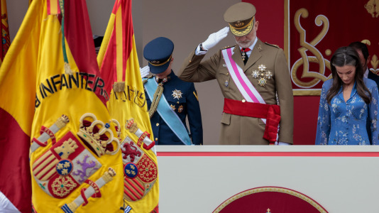 Los reyes Felipe y Letizia y la princesa Leonor presidieron el desfile en Vigo