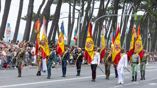 Los reyes Felipe y Letizia y la princesa Leonor presidieron el desfile en Vigo