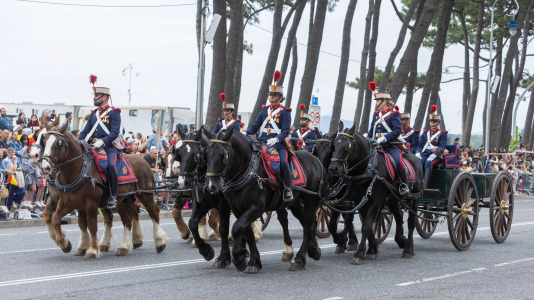 Los reyes Felipe y Letizia y la princesa Leonor presidieron el desfile en Vigo