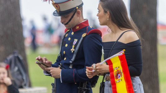 Los reyes Felipe y Letizia y la princesa Leonor presidieron el desfile en Vigo