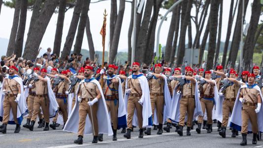 Los reyes Felipe y Letizia y la princesa Leonor presidieron el desfile en Vigo