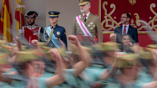 Los reyes Felipe y Letizia y la princesa Leonor presidieron el desfile en Vigo