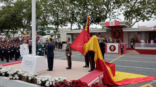 Los reyes Felipe y Letizia y la princesa Leonor presidieron el desfile en Vigo