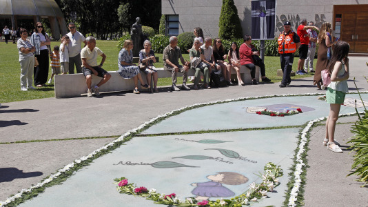 Tras la misa solemne en la iglesia de Santiago, se realizó la procesión con arcos florales, en la que participaron los niños que hicieron la comunión y que estuvo acompañada por la Banda de Música Santiago de Arteixo