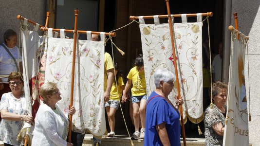 Tras la misa solemne en la iglesia de Santiago, se realizó la procesión con arcos florales, en la que participaron los niños que hicieron la comunión y que estuvo acompañada por la Banda de Música Santiago de Arteixo