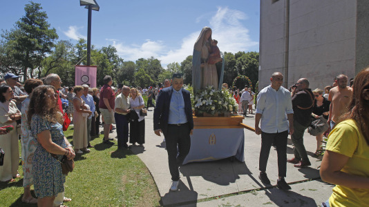 Tras la misa solemne en la iglesia de Santiago, se realizó la procesión con arcos florales, en la que participaron los niños que hicieron la comunión y que estuvo acompañada por la Banda de Música Santiago de Arteixo
