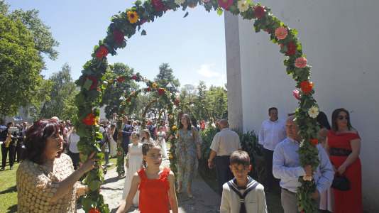 Tras la misa solemne en la iglesia de Santiago, se realizó la procesión con arcos florales, en la que participaron los niños que hicieron la comunión y que estuvo acompañada por la Banda de Música Santiago de Arteixo