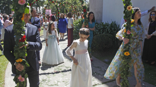 Tras la misa solemne en la iglesia de Santiago, se realizó la procesión con arcos florales, en la que participaron los niños que hicieron la comunión y que estuvo acompañada por la Banda de Música Santiago de Arteixo