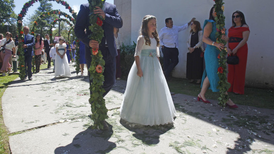 Tras la misa solemne en la iglesia de Santiago, se realizó la procesión con arcos florales, en la que participaron los niños que hicieron la comunión y que estuvo acompañada por la Banda de Música Santiago de Arteixo