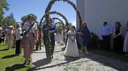 Tras la misa solemne en la iglesia de Santiago, se realizó la procesión con arcos florales, en la que participaron los niños que hicieron la comunión y que estuvo acompañada por la Banda de Música Santiago de Arteixo