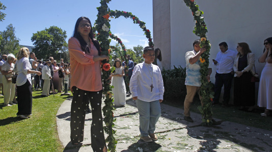 Tras la misa solemne en la iglesia de Santiago, se realizó la procesión con arcos florales, en la que participaron los niños que hicieron la comunión y que estuvo acompañada por la Banda de Música Santiago de Arteixo