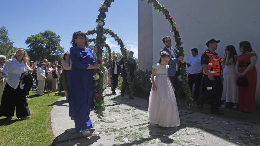 Tras la misa solemne en la iglesia de Santiago, se realizó la procesión con arcos florales, en la que participaron los niños que hicieron la comunión y que estuvo acompañada por la Banda de Música Santiago de Arteixo