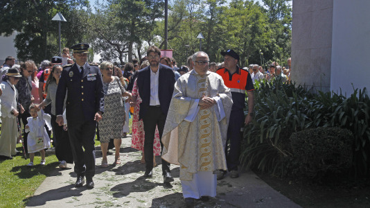 Tras la misa solemne en la iglesia de Santiago, se realizó la procesión con arcos florales, en la que participaron los niños que hicieron la comunión y que estuvo acompañada por la Banda de Música Santiago de Arteixo