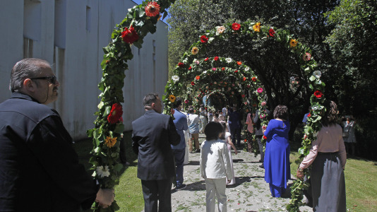 Tras la misa solemne en la iglesia de Santiago, se realizó la procesión con arcos florales, en la que participaron los niños que hicieron la comunión y que estuvo acompañada por la Banda de Música Santiago de Arteixo