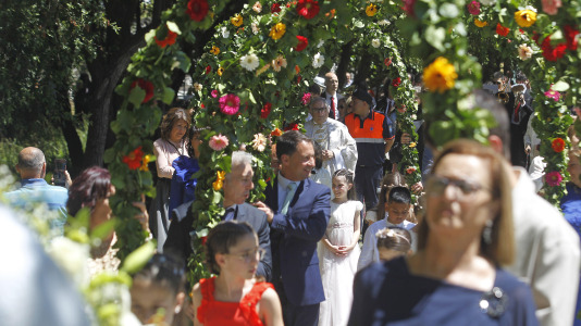 Tras la misa solemne en la iglesia de Santiago, se realizó la procesión con arcos florales, en la que participaron los niños que hicieron la comunión y que estuvo acompañada por la Banda de Música Santiago de Arteixo