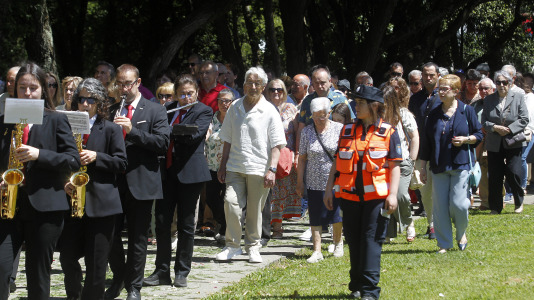 Tras la misa solemne en la iglesia de Santiago, se realizó la procesión con arcos florales, en la que participaron los niños que hicieron la comunión y que estuvo acompañada por la Banda de Música Santiago de Arteixo