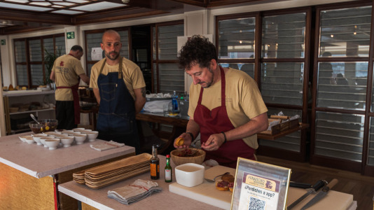 El nuevo afterwork, que promete convertirse en un referente en A Coruña, combina vino, gastronomía y música en directo para crear una experiencia única frente al mar