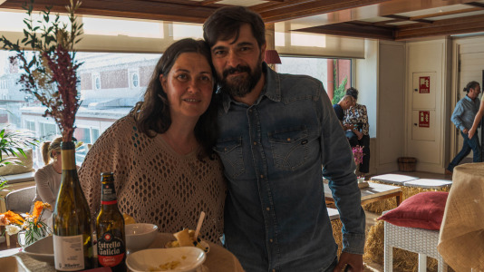 El nuevo afterwork, que promete convertirse en un referente en A Coruña, combina vino, gastronomía y música en directo para crear una experiencia única frente al mar