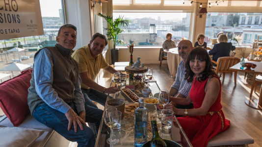 El nuevo afterwork, que promete convertirse en un referente en A Coruña, combina vino, gastronomía y música en directo para crear una experiencia única frente al mar