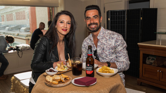 El nuevo afterwork, que promete convertirse en un referente en A Coruña, combina vino, gastronomía y música en directo para crear una experiencia única frente al mar