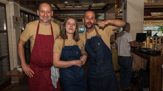 El nuevo afterwork, que promete convertirse en un referente en A Coruña, combina vino, gastronomía y música en directo para crear una experiencia única frente al mar