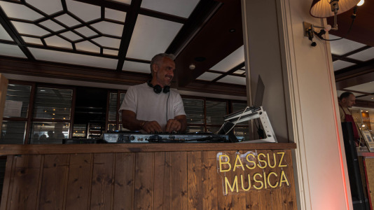 El nuevo afterwork, que promete convertirse en un referente en A Coruña, combina vino, gastronomía y música en directo para crear una experiencia única frente al mar