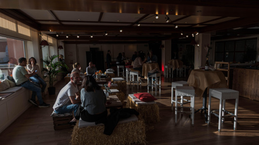 El nuevo afterwork, que promete convertirse en un referente en A Coruña, combina vino, gastronomía y música en directo para crear una experiencia única frente al mar