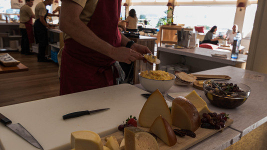 El nuevo afterwork, que promete convertirse en un referente en A Coruña, combina vino, gastronomía y música en directo para crear una experiencia única frente al mar