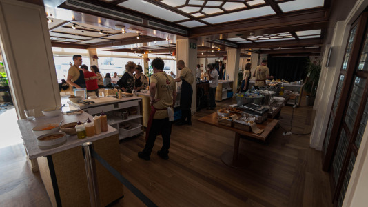 El nuevo afterwork, que promete convertirse en un referente en A Coruña, combina vino, gastronomía y música en directo para crear una experiencia única frente al mar