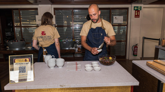 El nuevo afterwork, que promete convertirse en un referente en A Coruña, combina vino, gastronomía y música en directo para crear una experiencia única frente al mar