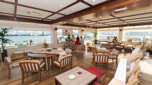 El nuevo afterwork, que promete convertirse en un referente en A Coruña, combina vino, gastronomía y música en directo para crear una experiencia única frente al mar