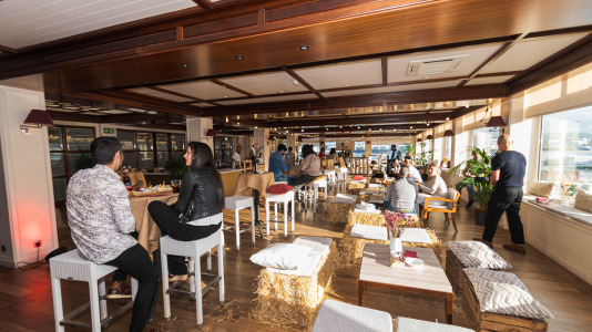 El nuevo afterwork, que promete convertirse en un referente en A Coruña, combina vino, gastronomía y música en directo para crear una experiencia única frente al mar