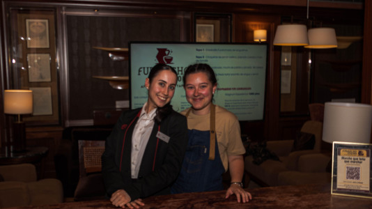 El nuevo afterwork, que promete convertirse en un referente en A Coruña, combina vino, gastronomía y música en directo para crear una experiencia única frente al mar