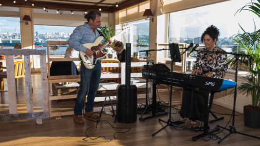 El nuevo afterwork, que promete convertirse en un referente en A Coruña, combina vino, gastronomía y música en directo para crear una experiencia única frente al mar