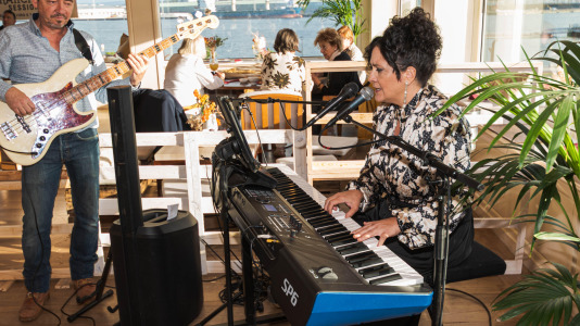 El nuevo afterwork, que promete convertirse en un referente en A Coruña, combina vino, gastronomía y música en directo para crear una experiencia única frente al mar