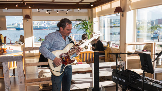 El nuevo afterwork, que promete convertirse en un referente en A Coruña, combina vino, gastronomía y música en directo para crear una experiencia única frente al mar
