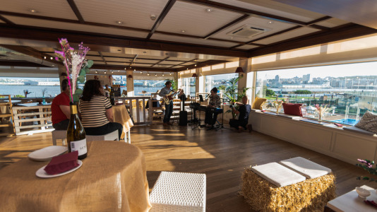 El nuevo afterwork, que promete convertirse en un referente en A Coruña, combina vino, gastronomía y música en directo para crear una experiencia única frente al mar