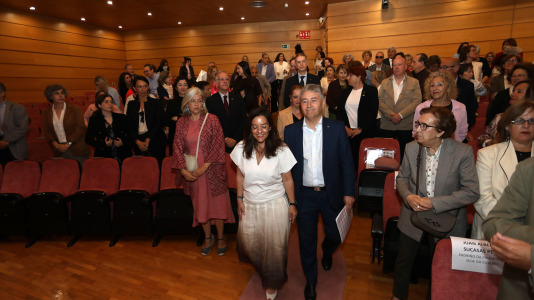 Más de cien personas recibieron sus títulos de grado en el evento, donde también se homenajeó a su fundador y profesor honorario, José Ramón Soraluce Blond