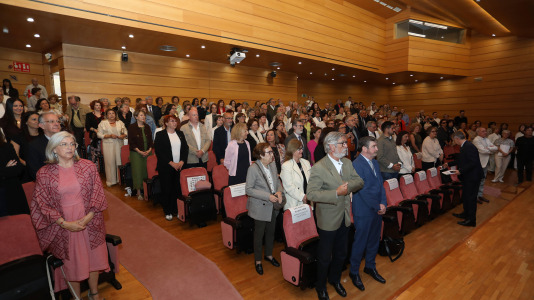 Más de cien personas recibieron sus títulos de grado en el evento, donde también se homenajeó a su fundador y profesor honorario, José Ramón Soraluce Blond